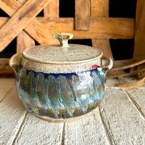 Covered Casserole Pottery Bowl Hand Crafted Beautiful glaze (50)